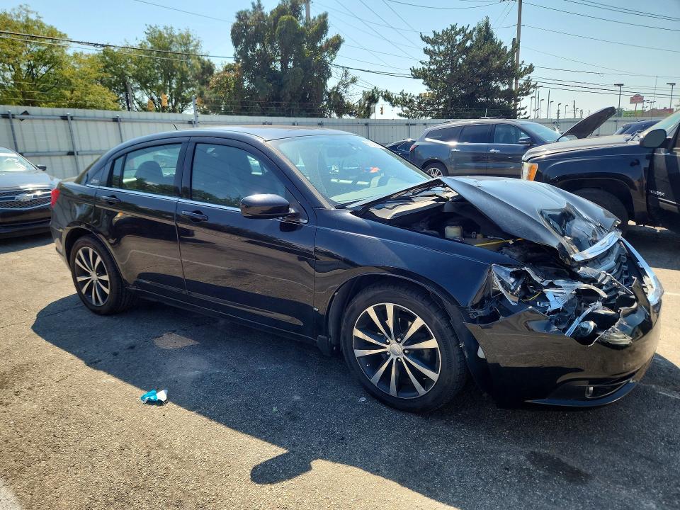 Photo 4 from auction – 2013 CHRYSLER 200 with VIN 1C3CCBCG3DN624199