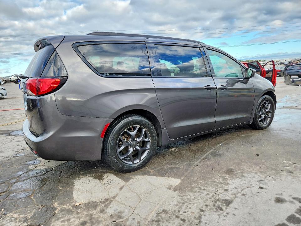 Photo 3 from auction – 2019 CHRYSLER PACIFICA with VIN 2C4RC1BG9KR644068