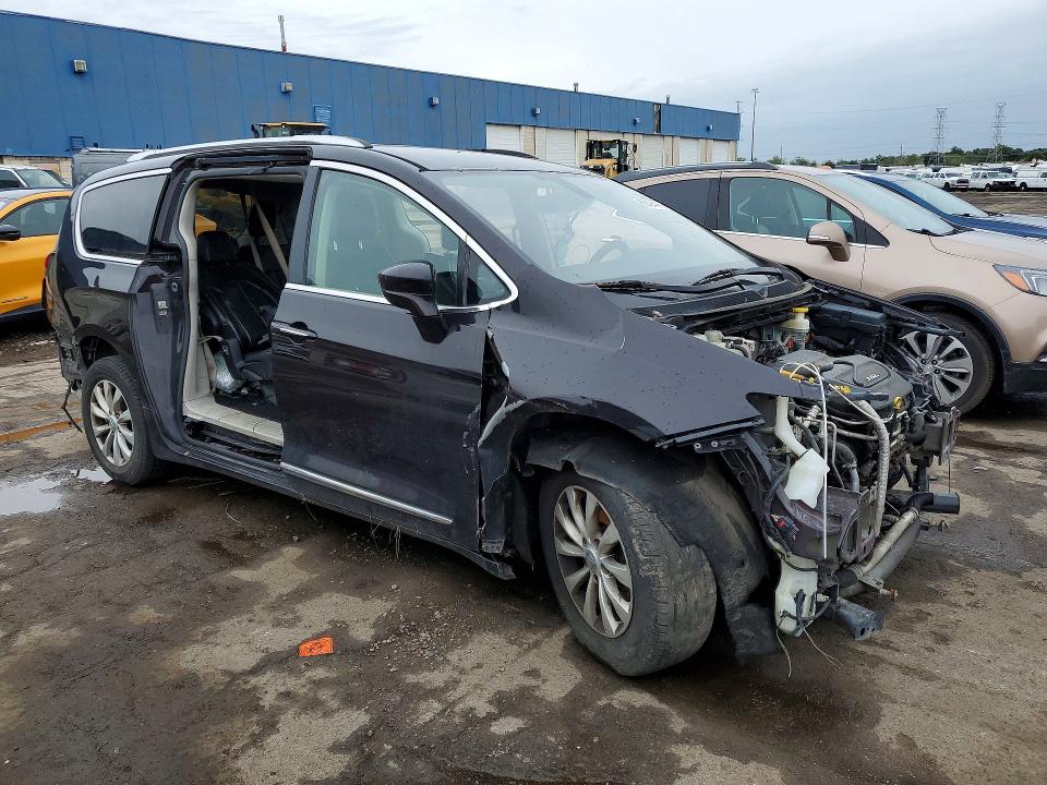 Photo 4 from auction – 2018 CHRYSLER PACIFICA with VIN 2C4RC1BGXJR175331