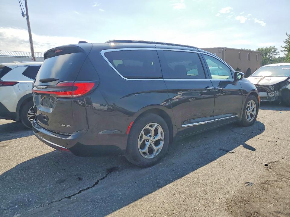 Photo 3 from auction – 2023 CHRYSLER PACIFICA with VIN 2C4RC1GG7PR515360