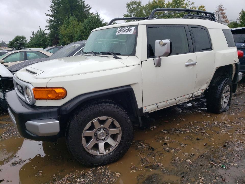 Снимка 1 от търг – 2014 TOYOTA FJ CRUISER с VIN JTEBU4BFXEK193304