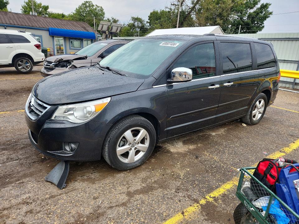 VOLKSWAGEN ROUTAN 2011 with VIN 2V4RW6DG9BR717155 - Photo from auction
