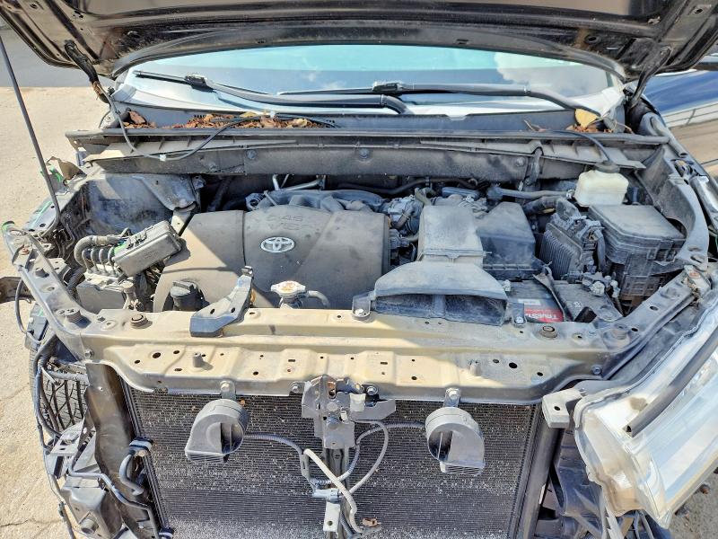 Photo 11 from auction – 2018 TOYOTA HIGHLANDER with VIN 5TDJZRFHXJS524802