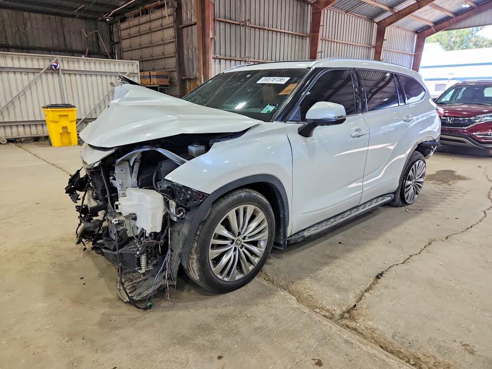 TOYOTA HIGHLANDER 2022 с VIN 5TDFZRAH0NS130972 - Снимка от търг