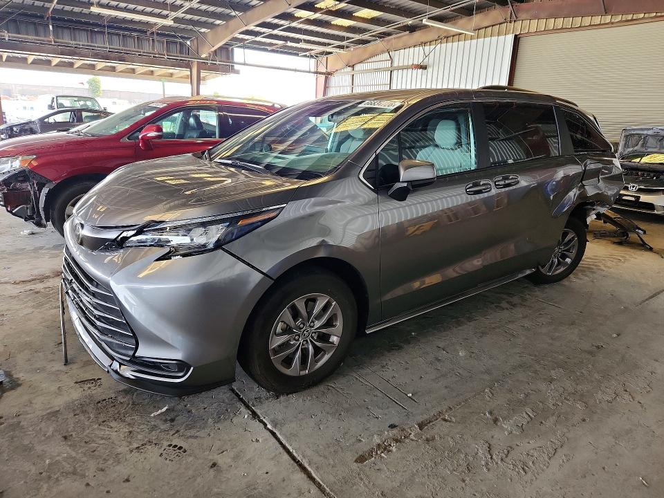 TOYOTA SIENNA 2026 with VIN 5TDKRKECXTS296627 - Photo from auction