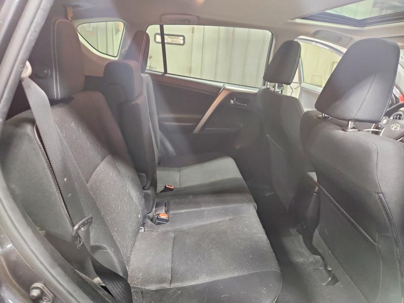 Photo 11 from auction – 2018 TOYOTA RAV4 with VIN JTMRFREV0JJ261395