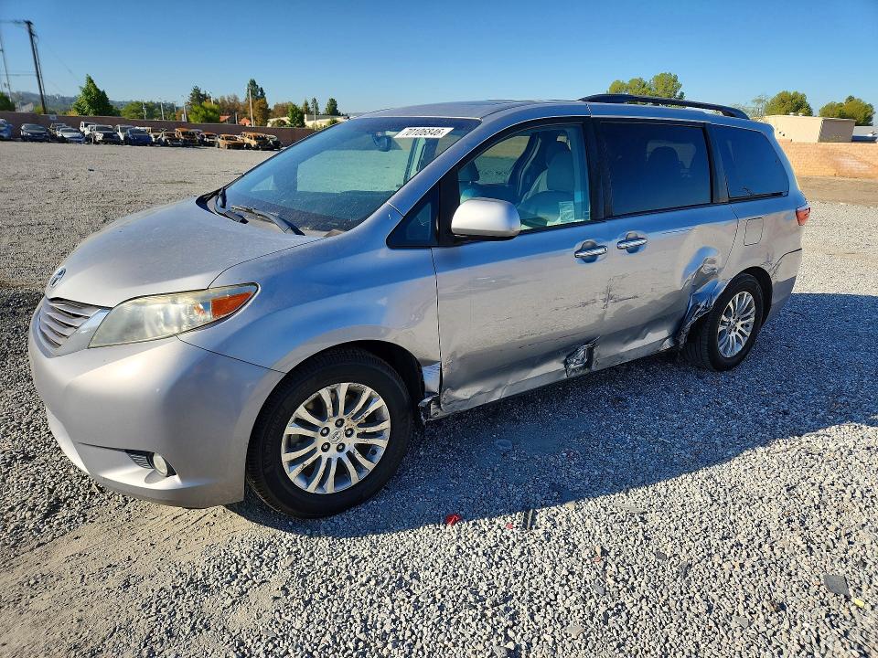TOYOTA SIENNA 2017 with VIN 5TDYZ3DC0HS864389 - Photo from auction