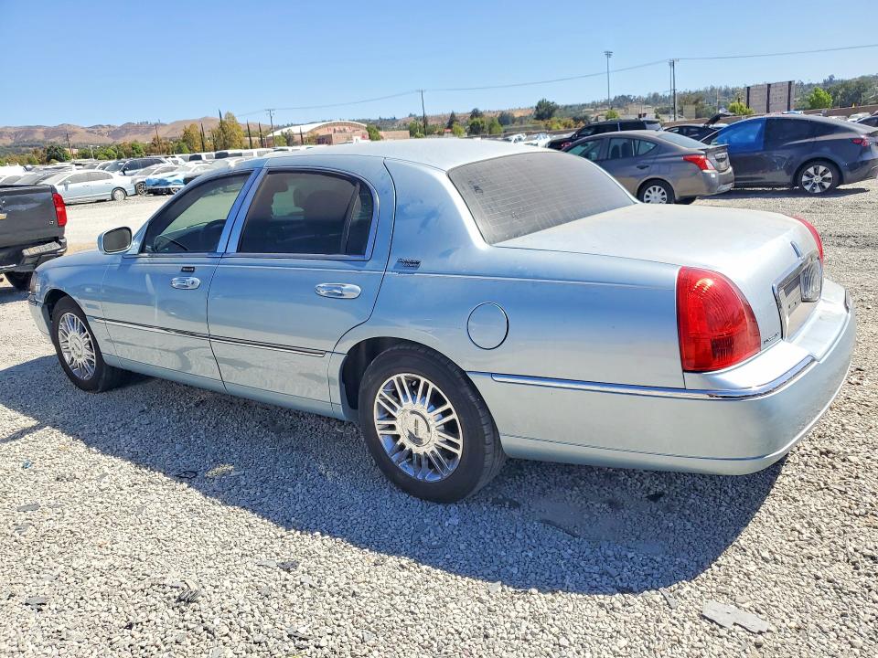 Photo 2 from auction – 2007 LINCOLN TOWN CAR with VIN 1LNHM82W07Y606820