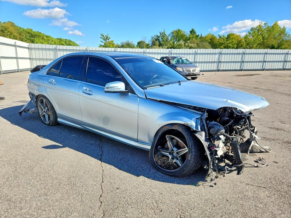 Снимка 4 от търг – 2013 MERCEDES-BENZ C с VIN WDDGF8AB3DR261741