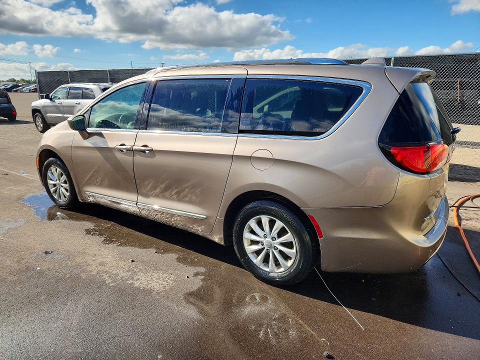 Photo 2 from auction – 2018 CHRYSLER PACIFICA with VIN 2C4RC1EG1JR110914