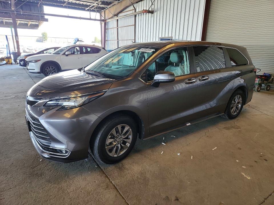 TOYOTA SIENNA 2023 с VIN 5TDYRKEC6PS136843 - Снимка от търг