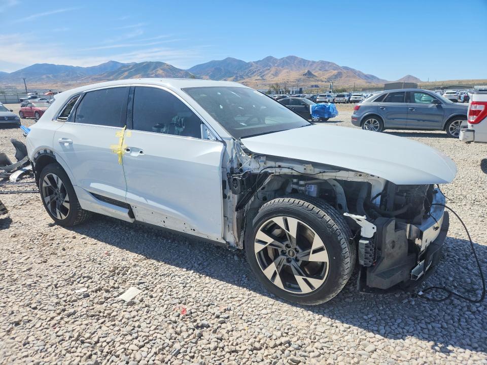 Foto 4 de la subasta – 2021 AUDI E-TRON con VIN WA1LABGE4MB011014
