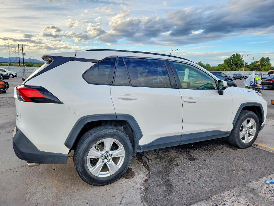 Снимка 3 от търг – 2019 TOYOTA RAV4 с VIN JTMP1RFV7KJ002084
