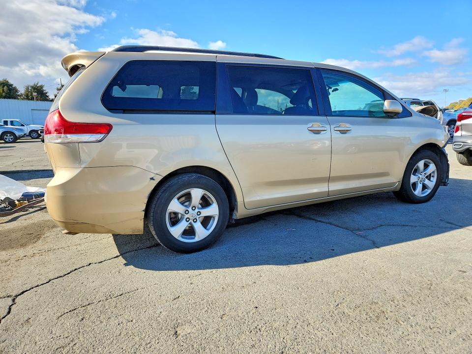 Photo 3 from auction – 2011 TOYOTA SIENNA with VIN 5TDKK3DCXBS063308