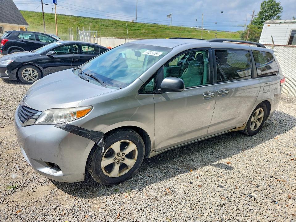 TOYOTA SIENNA 2011 con VIN 5TDKK3DCXBS040711 - Foto de la subasta
