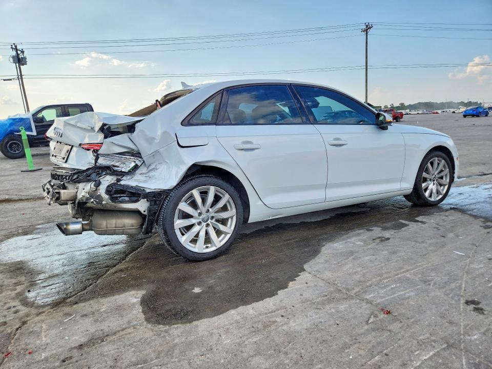 Foto 3 de la subasta – 2017 AUDI A4 con VIN WAUGMAF45HA139563
