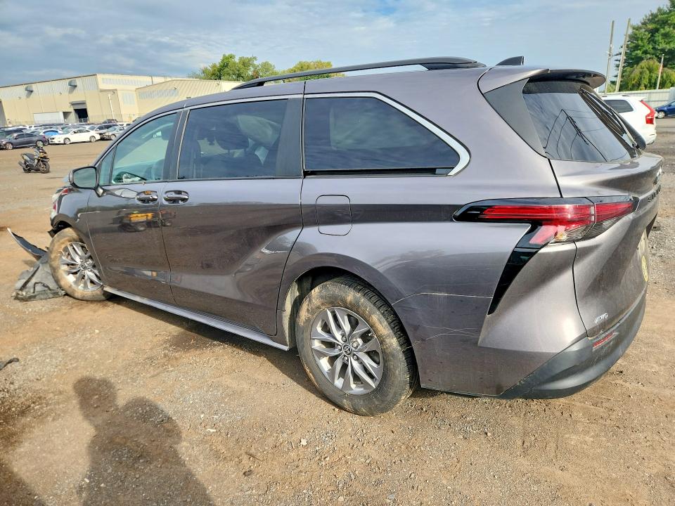Photo 2 from auction – 2022 TOYOTA SIENNA with VIN 5TDKSKFC3NS046720