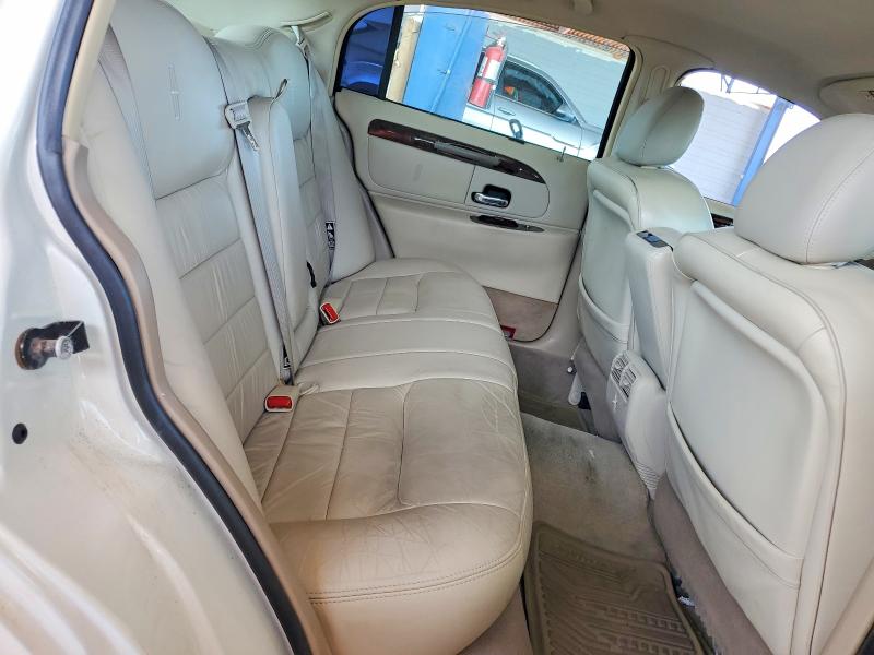 Photo 10 from auction – 2000 LINCOLN TOWN CAR with VIN 1LNHM82W6YY902586
