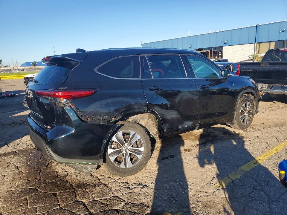 Снимка 3 от търг – 2021 TOYOTA HIGHLANDER с VIN 5TDHZRBH9MS076187