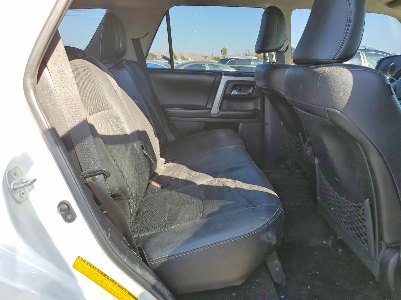 Снимка 11 от търг – 2014 TOYOTA 4RUNNER с VIN JTEBU5JR3E5174285