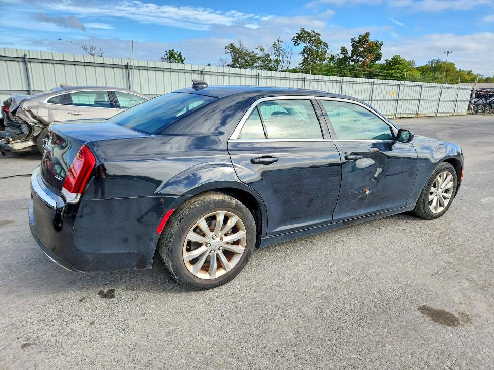 Photo 3 from auction – 2016 CHRYSLER 300 with VIN 2C3CCARGXGH161945