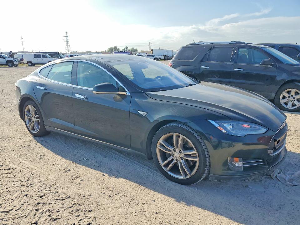 Foto 4 de la subasta – 2013 TESLA MODEL S con VIN 5YJSA1CNXDFP09108