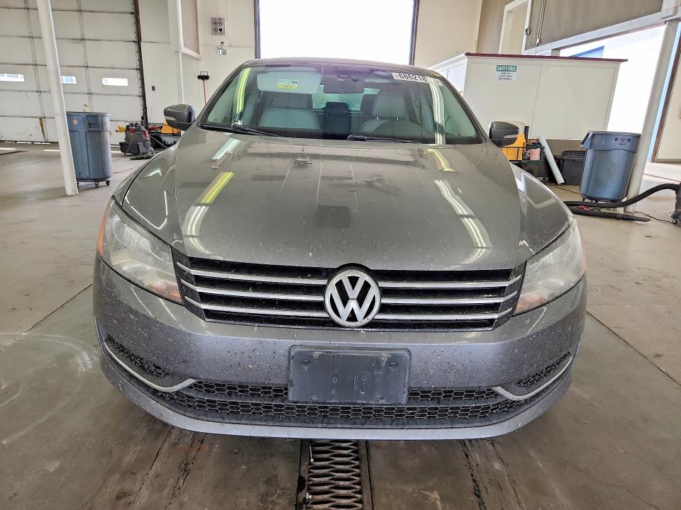 Снимка 5 от търг – 2014 VOLKSWAGEN PASSAT с VIN 1VWAP7A35EC002458