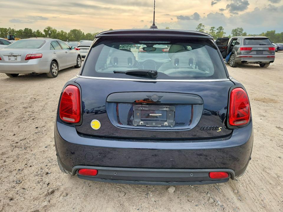 Photo 6 from auction – 2022 MINI COOPER with VIN WMW13DJ07N2S26529