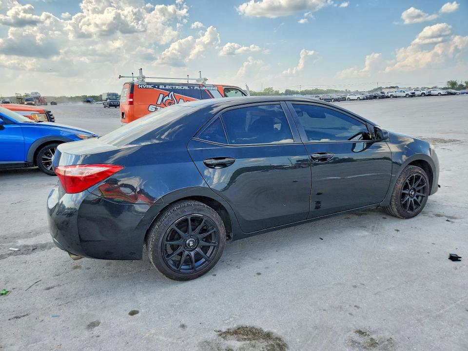 Photo 3 from auction – 2018 TOYOTA COROLLA with VIN 5YFBURHE2JP811498