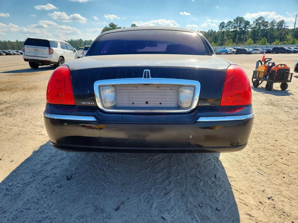 Photo 6 from auction – 2011 LINCOLN TOWN CAR with VIN 2LNBL8CV5BX761077
