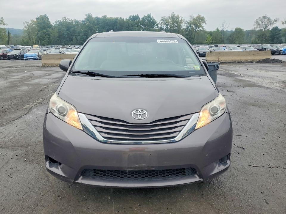 Photo 5 from auction – 2017 TOYOTA SIENNA with VIN 5TDKZ3DC2HS815748