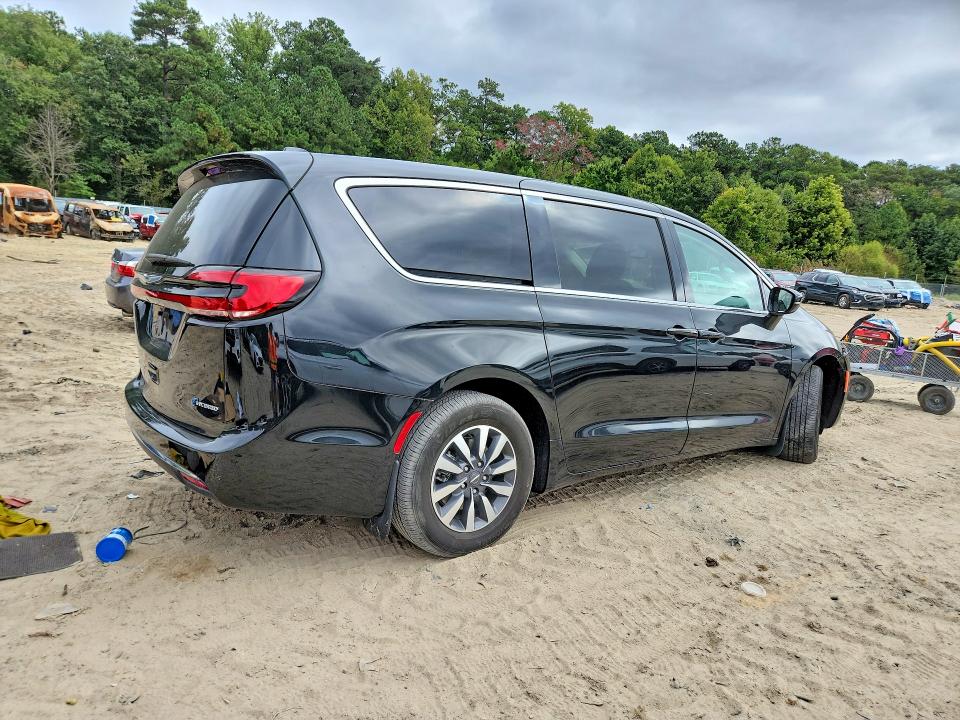 Photo 3 from auction – 2022 CHRYSLER PACIFICA with VIN 2C4RC1L75NR216159