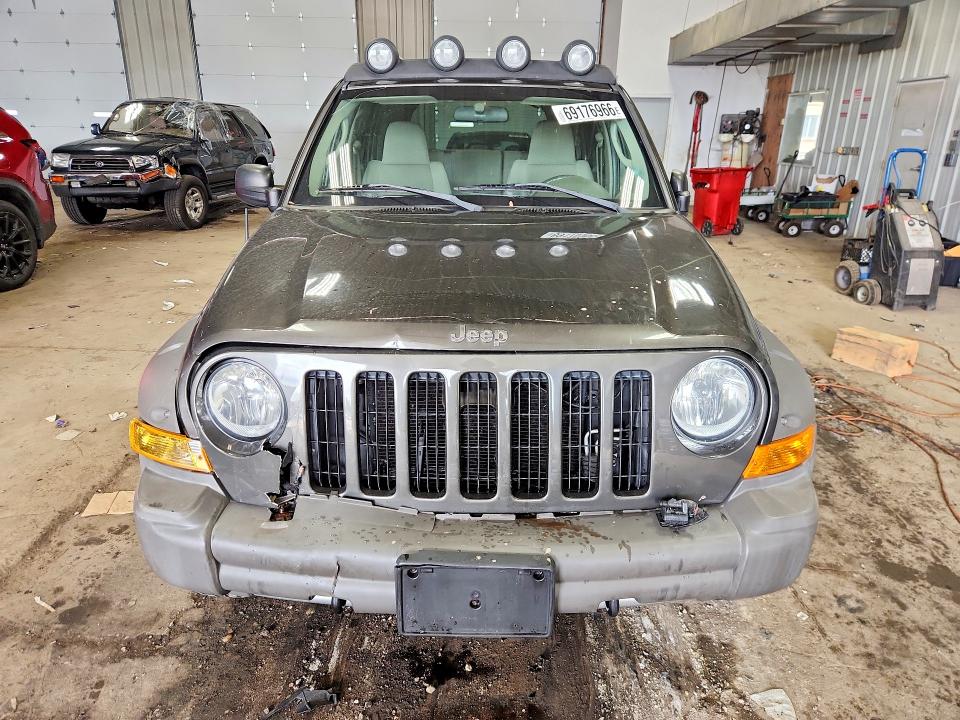 Photo 5 from auction – 2005 JEEP LIBERTY with VIN 1J4GL38K65W672107