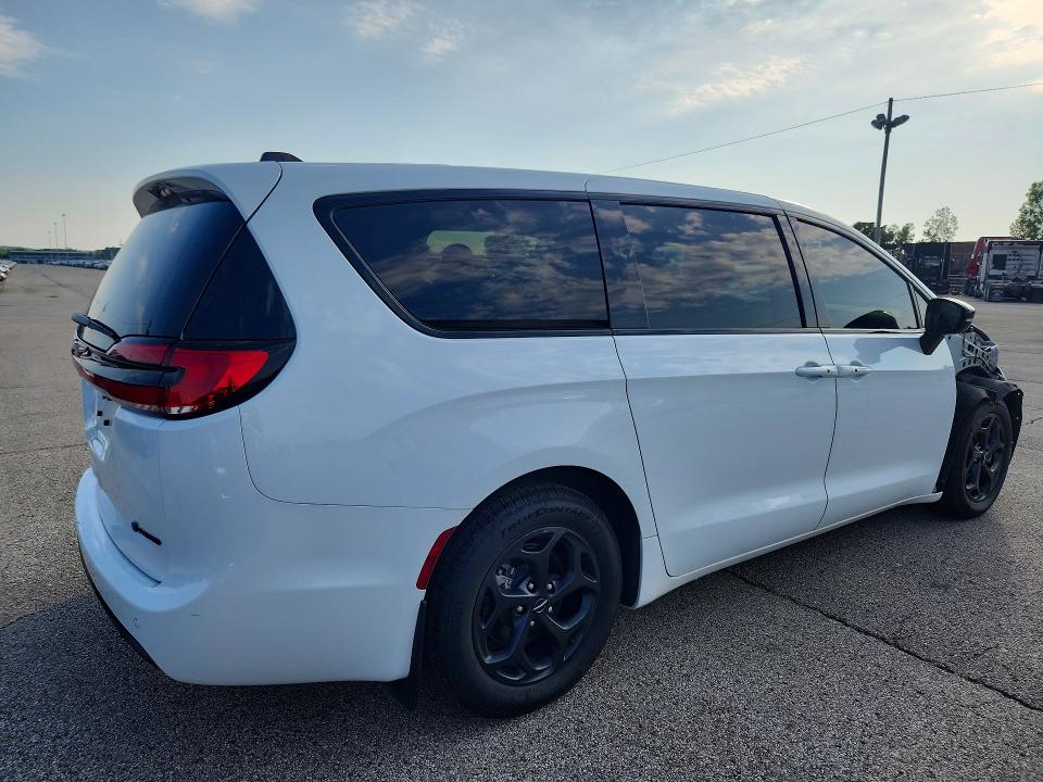 Photo 3 from auction – 2023 CHRYSLER PACIFICA with VIN 2C4RC1S72PR501017