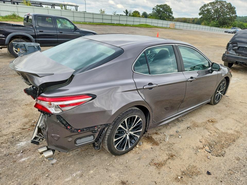 Снимка 3 от търг – 2018 TOYOTA CAMRY с VIN 4T1B11HK0JU017324