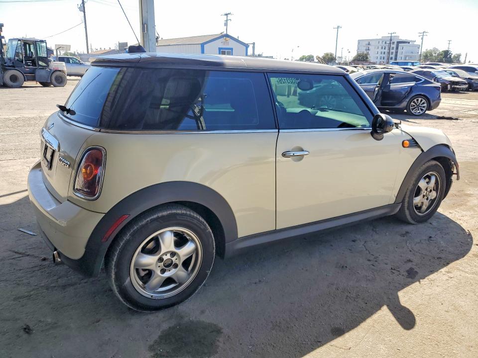 Photo 3 from auction – 2008 MINI COOPER with VIN WMWMF33578TT59345