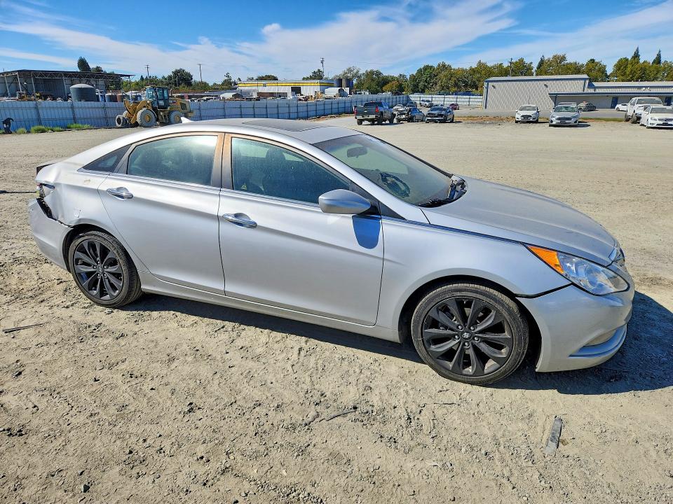 Photo 4 from auction – 2011 HYUNDAI SONATA with VIN 5NPEC4AB8BH173386
