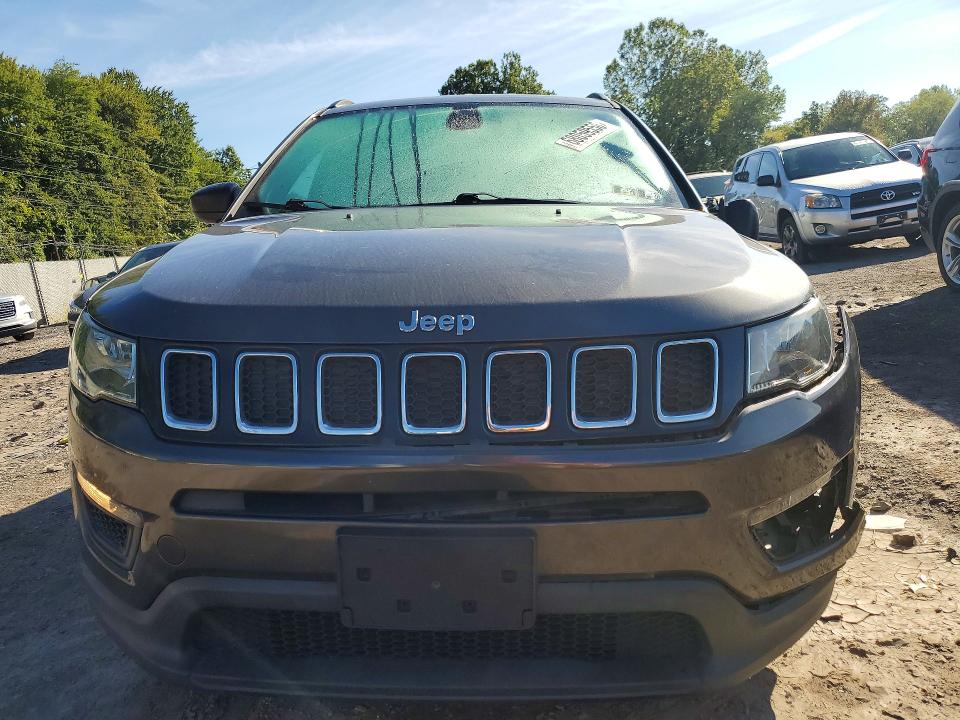 Foto 5 de la subasta – 2019 JEEP COMPASS con VIN 3C4NJDAB4KT629650