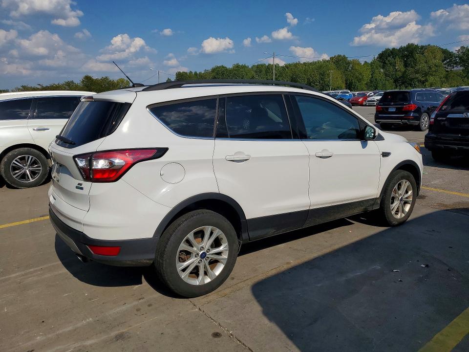Foto 3 de la subasta – 2018 FORD ESCAPE con VIN 1FMCU9GD9JUB61483