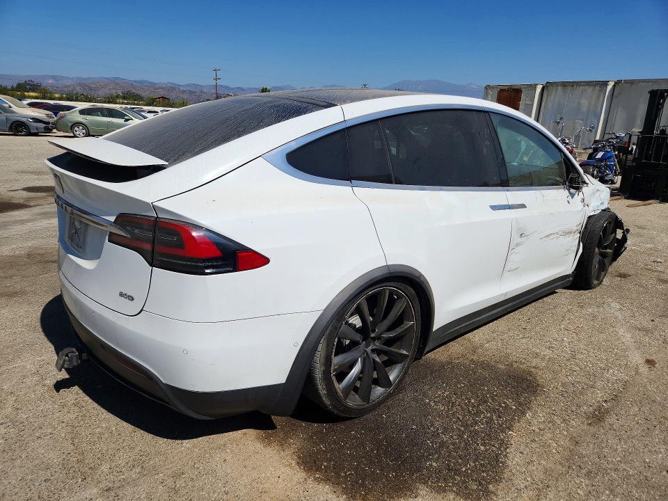 Фото 3 с аукциона – 2016 TESLA MODEL X с VIN 5YJXCBE25GF007842