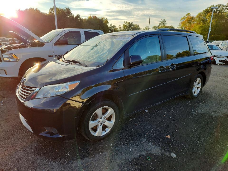 TOYOTA SIENNA 2017 z numerem VIN 5TDKZ3DCXHS816680 - Zdjęcie z aukcji