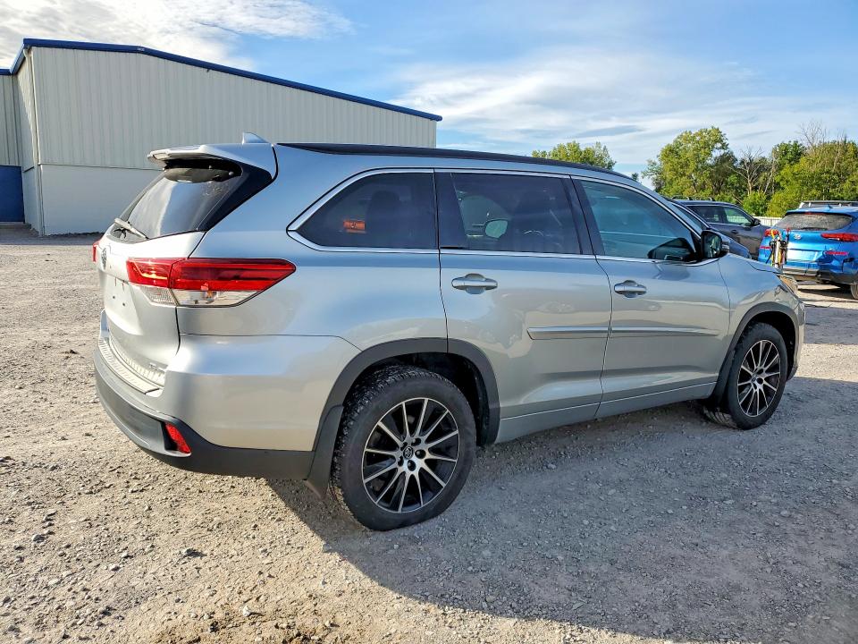 Photo 3 from auction – 2017 TOYOTA HIGHLANDER with VIN 5TDJZRFHXHS470783