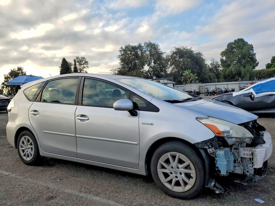 Photo 4 from auction – 2014 TOYOTA PRIUS V with VIN JTDZN3EU9E3334202