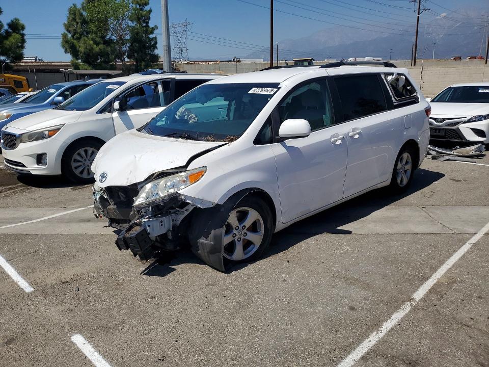 2015 TOYOTA SIENNA - Търг №68799506