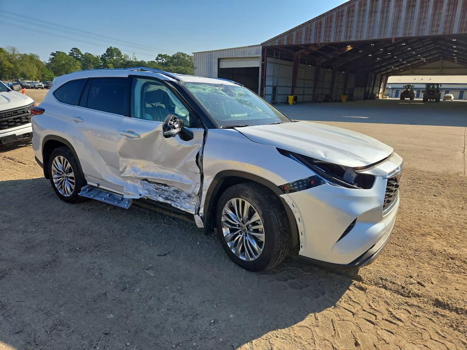 Zdjęcie 4 z aukcji – 2025 TOYOTA HIGHLANDER HYBRID z VIN 5TDEBRCH2SS680487