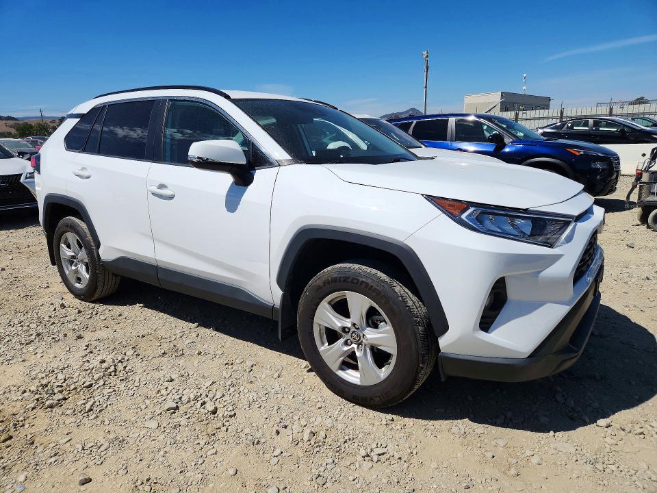 Photo 4 from auction – 2021 TOYOTA RAV4 with VIN 2T3P1RFV3MC203860