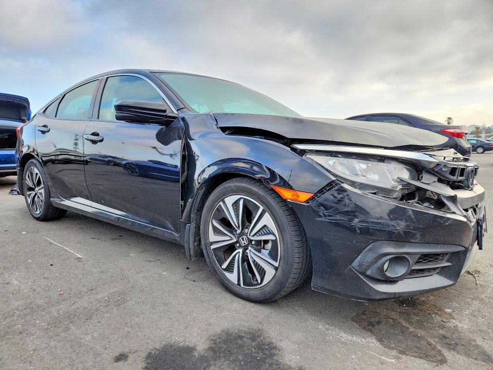 Photo 4 from auction – 2017 HONDA CIVIC with VIN 2HGFC1F72HH641428