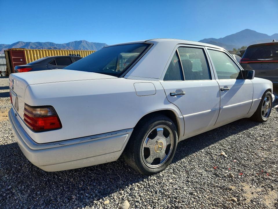 Photo 3 from auction – 1994 MERCEDES-BENZ E with VIN WDBEA32E1RC104813