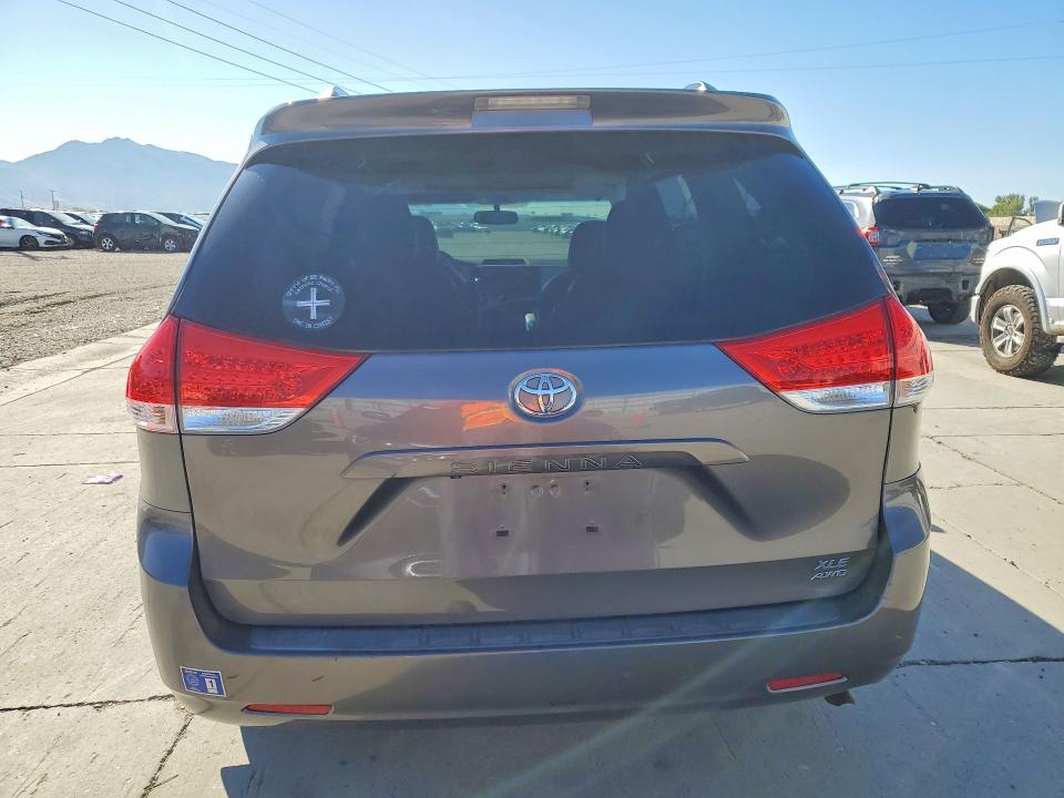 Снимка 6 от търг – 2011 TOYOTA SIENNA с VIN 5TDDK3DC3BS029235