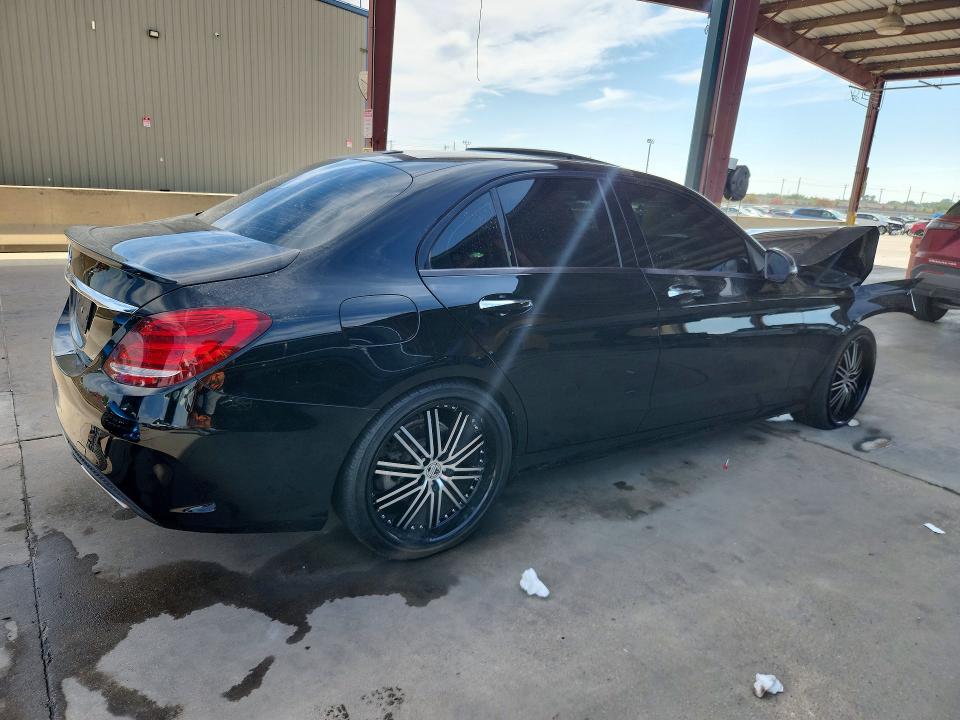 Снимка 3 от търг – 2018 MERCEDES-BENZ C с VIN 55SWF4JB1JU251983